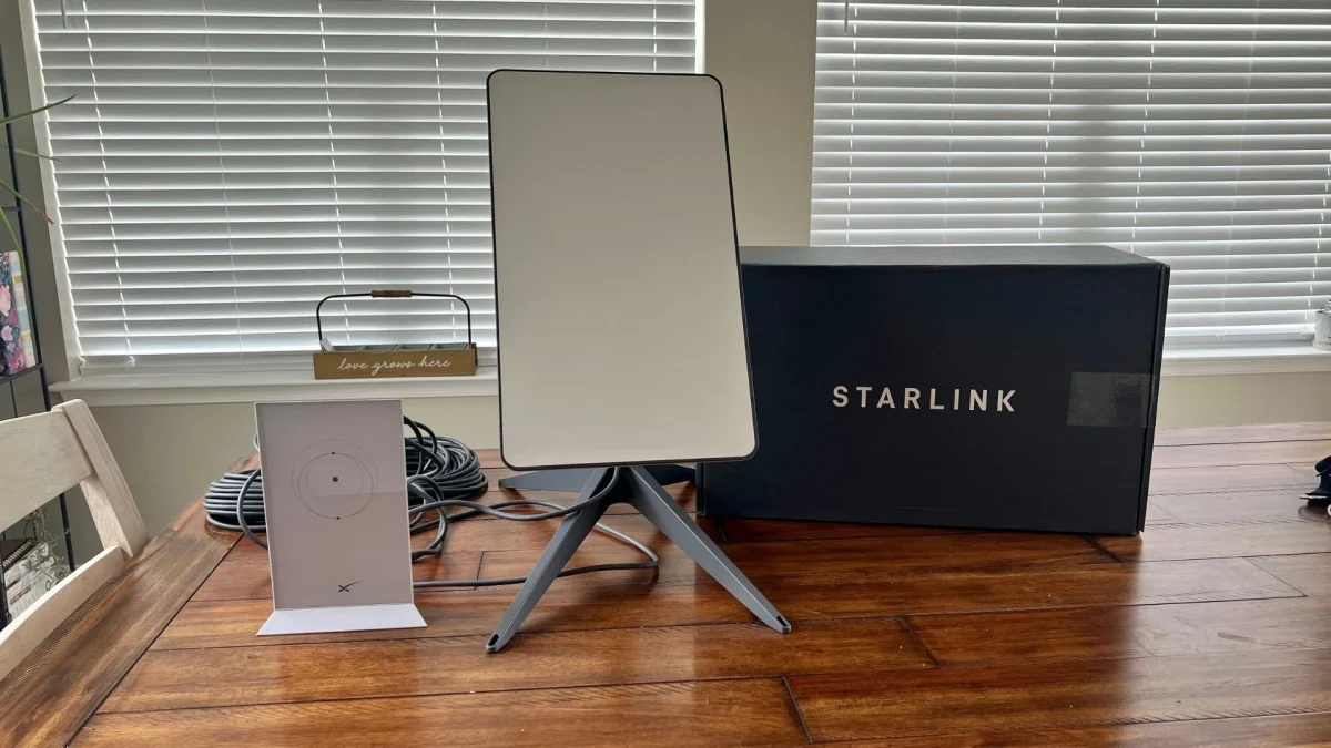 Starlink Starlink Direct to Cell, serviço de celular direto para satélite da Starlink: Antena Starlink branca em pé sobre tripé, com caixa preta da marca e rote