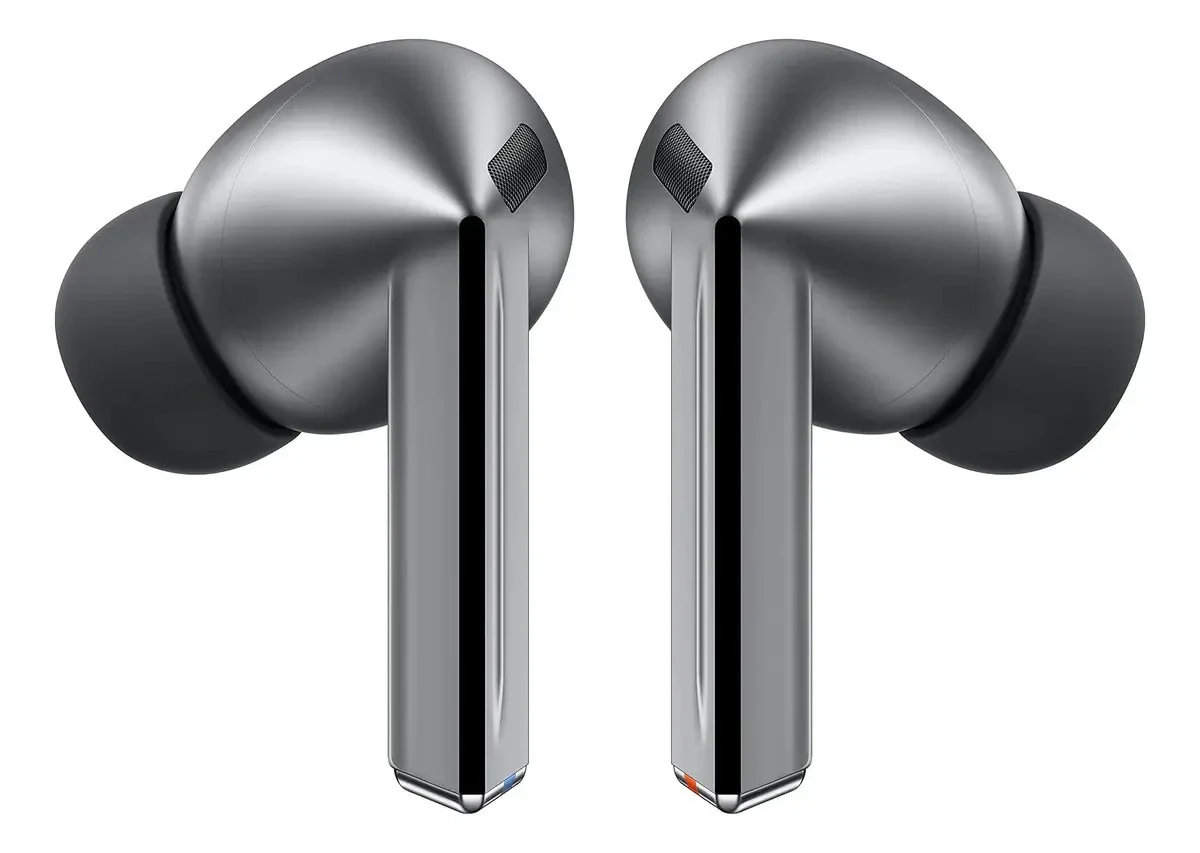 Samsung Galaxy Buds3 Pro: Par de fones de ouvido sem fio prateados, vistos de frente, com hastes metálicas e ponteiras de silicone escuras.