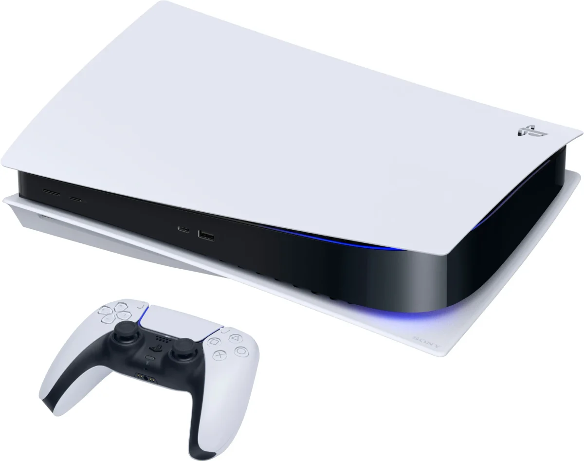 Sony PlayStation 5: PlayStation 5 deitado na horizontal com controle branco à frente, fundo branco, vista em diagonal