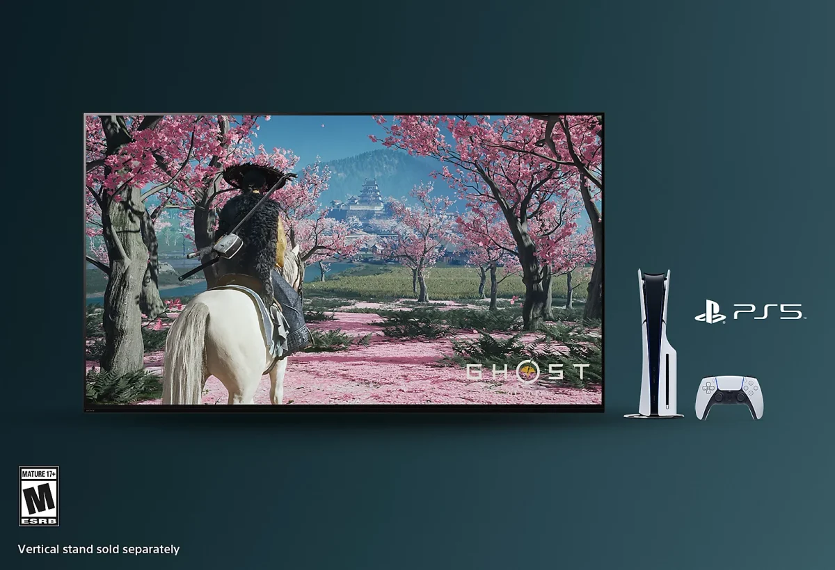 Sony PlayStation 5: Console PS5 Slim branco ao lado de TV com cena do jogo Ghost of Tsushima, fundo azul-petróleo.