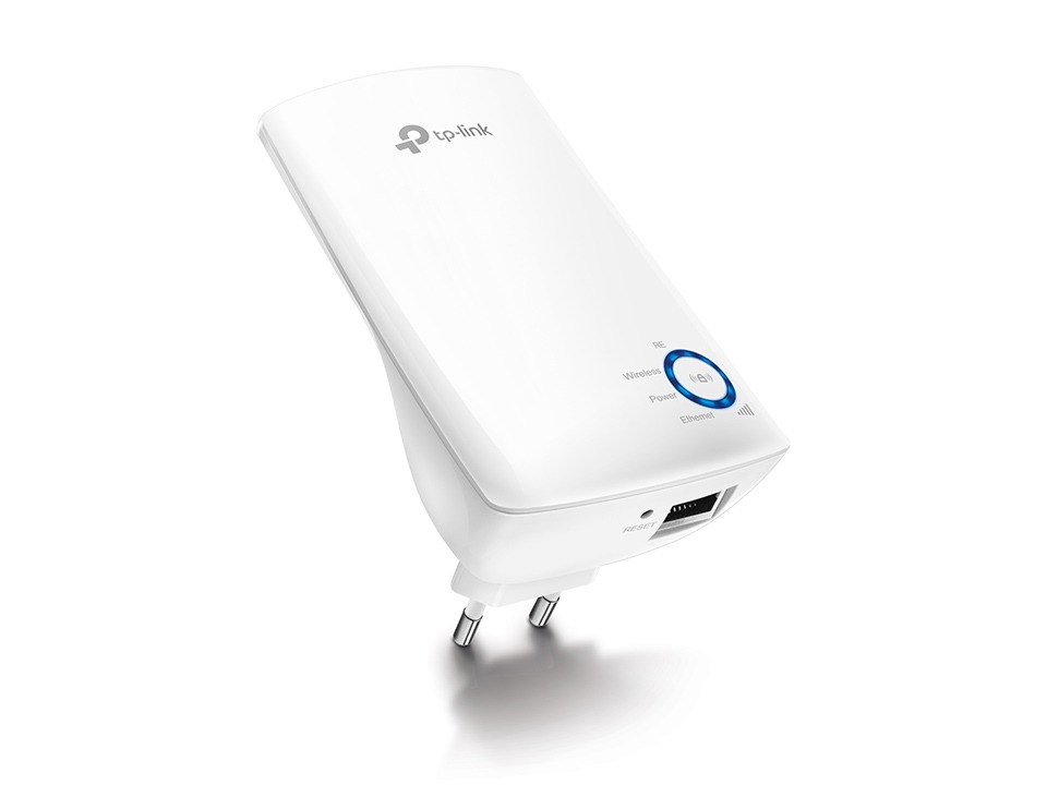 Repetidor TP-Link TL-WA850RE branco visto em ângulo, mostrando o botão RE com anel azul, a porta Ethernet na base e o plugue de tomada embutido, sobre fundo branco.