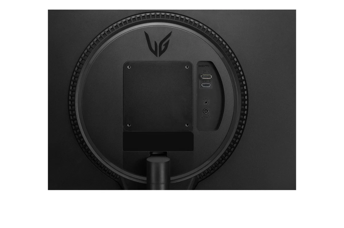 LG UltraGear 24GS60F: Verso de monitor preto com logotipo LG UltraGear, entrada HDMI e suporte VESA visíveis, em fundo claro.