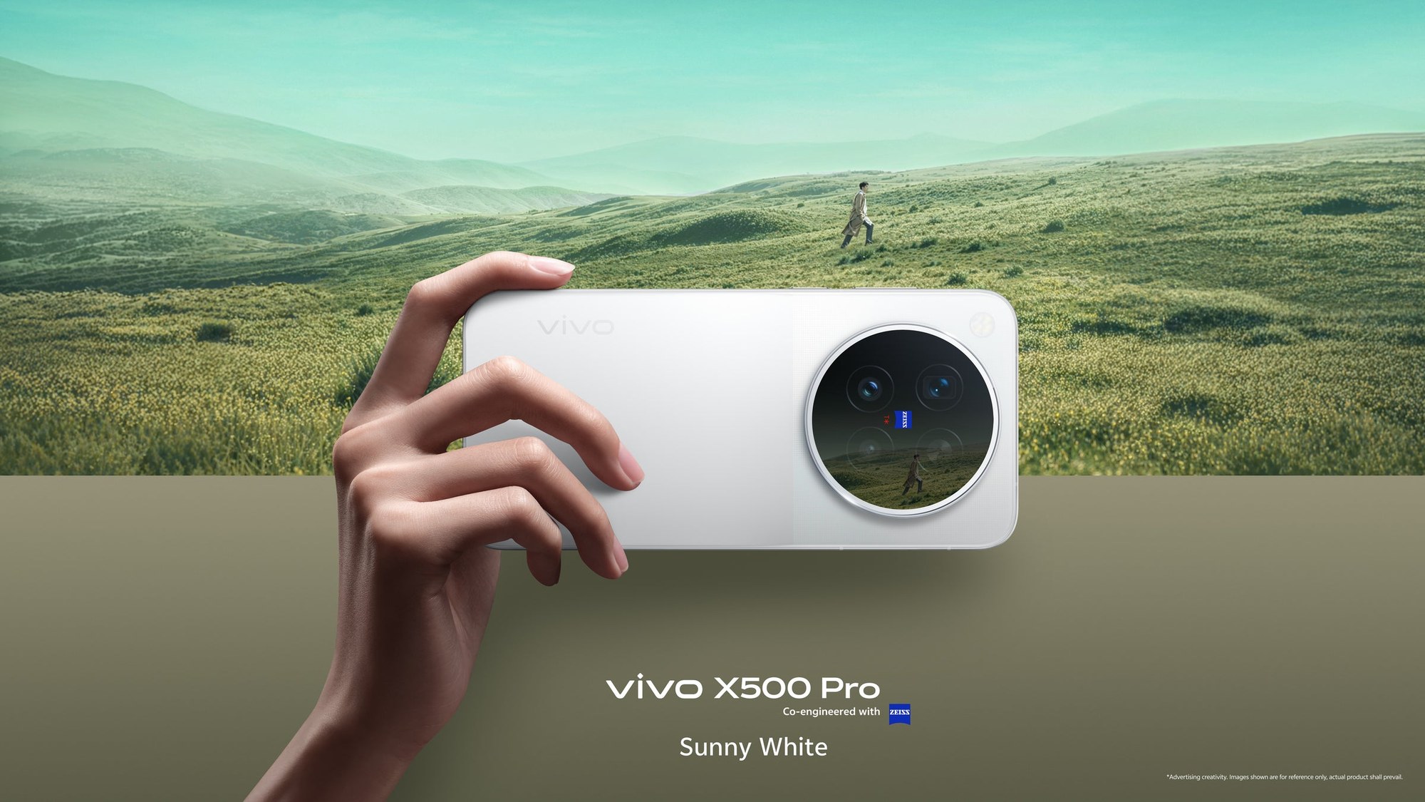 Uma mão segura na horizontal o vivo X500 Pro na cor Sunny White (branco), visto de costas, com o módulo circular de câmeras Zeiss, diante de uma paisagem de colinas verdes; o nome do modelo aparece embaixo da imagem.
