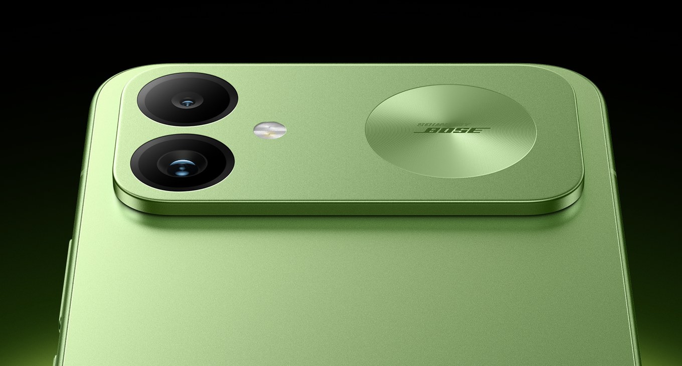 Parte de cima da traseira do Redmi K100 verde, com duas câmeras, o flash e um círculo com a marca Bose ao lado.
